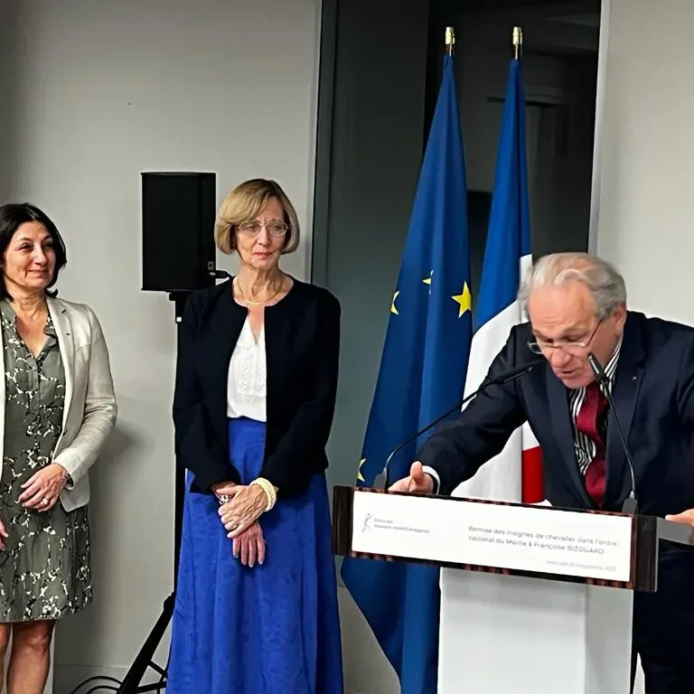 Françoise BIZOUARD, Directrice de Mémoire au CEERRF reçoit la distinction Chevalier de l’Ordre national du Mérite