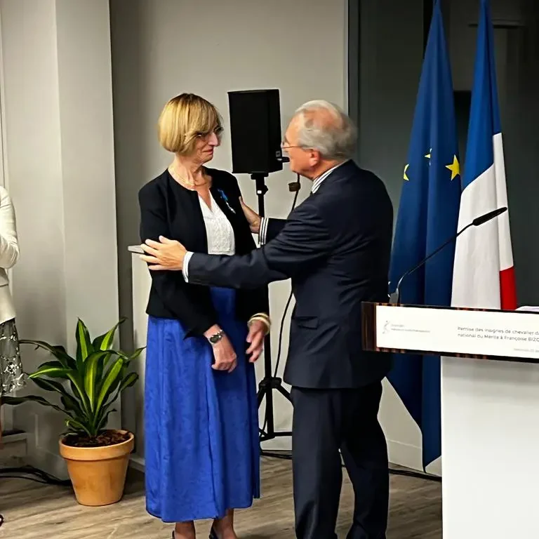 Françoise BIZOUARD, Directrice de Mémoire au CEERRF reçoit la distinction Chevalier de l’Ordre national du Mérite