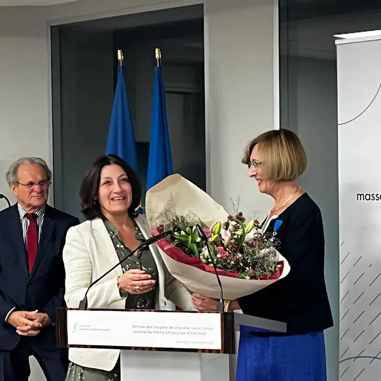 Françoise BIZOUARD, Directrice de Mémoire au CEERRF reçoit la distinction Chevalier de l’Ordre national du Mérite