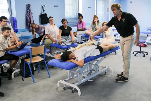 Le kinésithérapeute au cœur de la santé publique Prévenir, accompagner, agir — une profession en première ligne