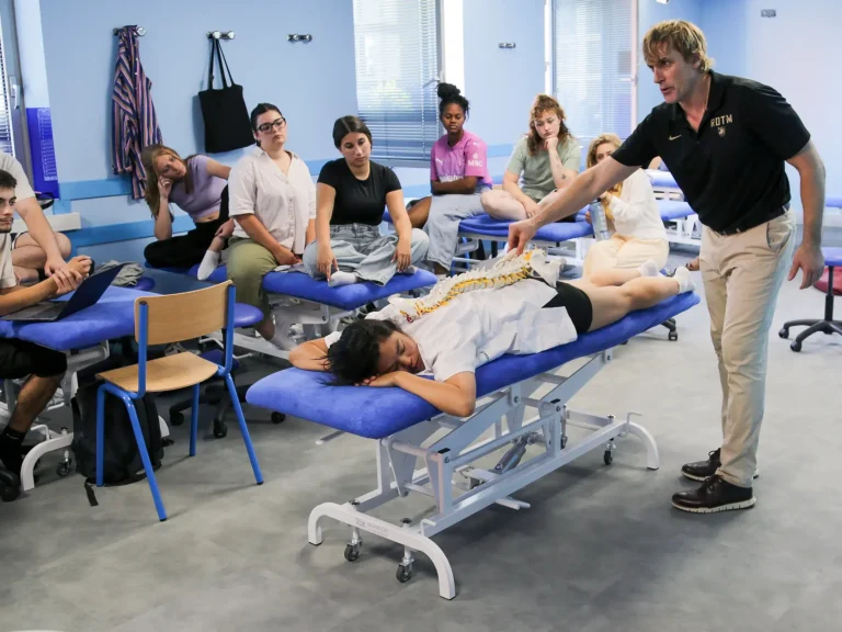 Le kinésithérapeute au cœur de la santé publique Prévenir, accompagner, agir — une profession en première ligne