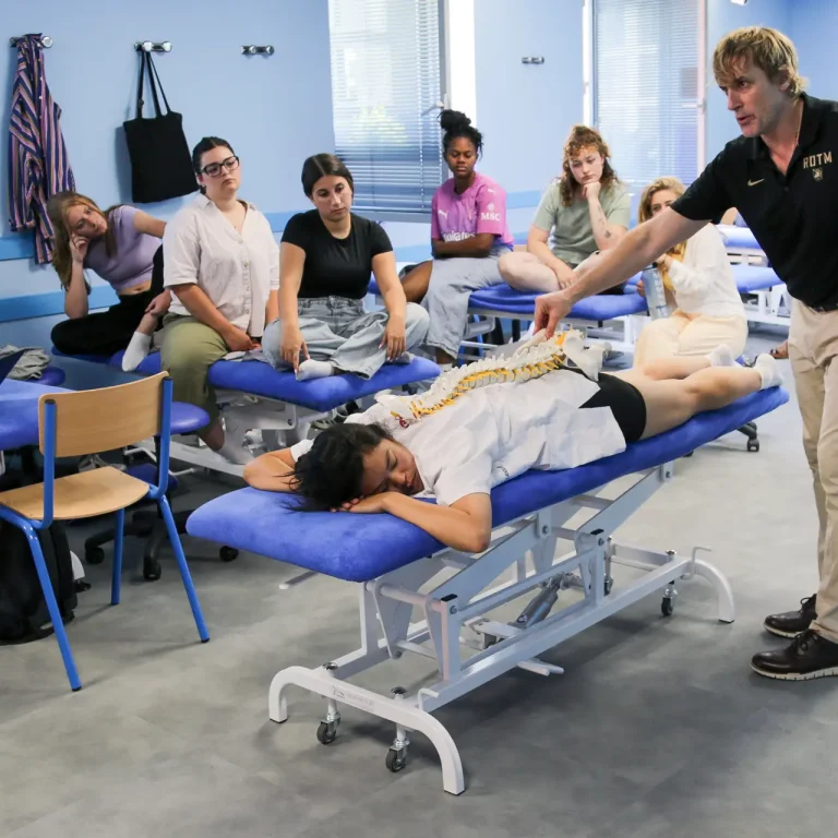 Le kinésithérapeute au cœur de la santé publique Prévenir, accompagner, agir — une profession en première ligne