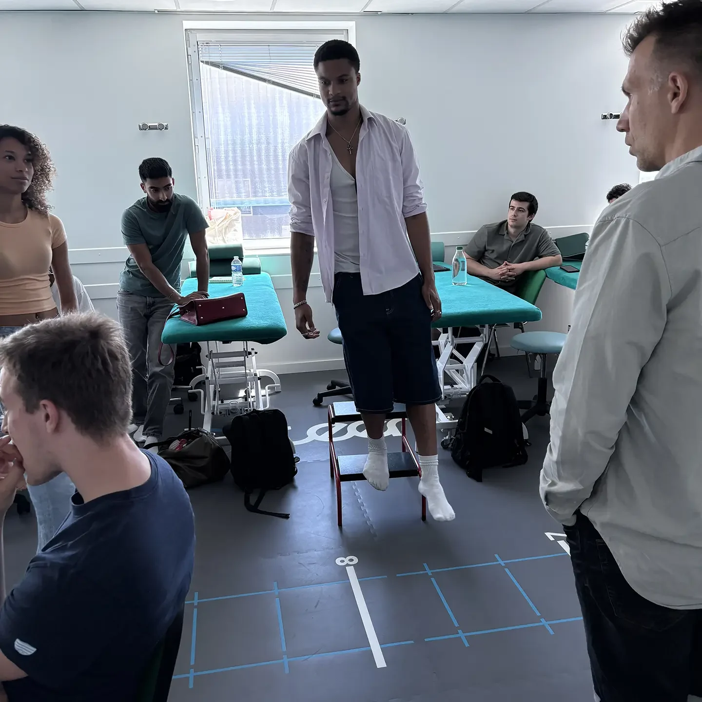 Étudiants en kinésithérapie du CEERRF sur une machine de renforcement musculaire EGYM