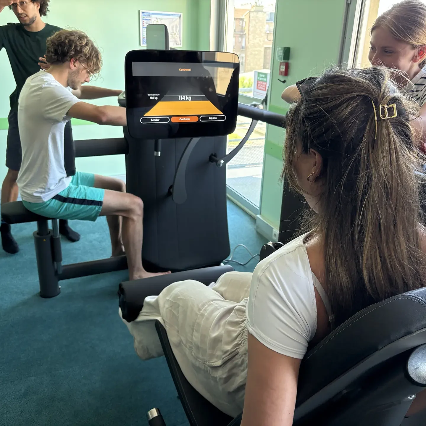 Étudiants en kinésithérapie du CEERRF sur une machine de renforcement musculaire EGYM